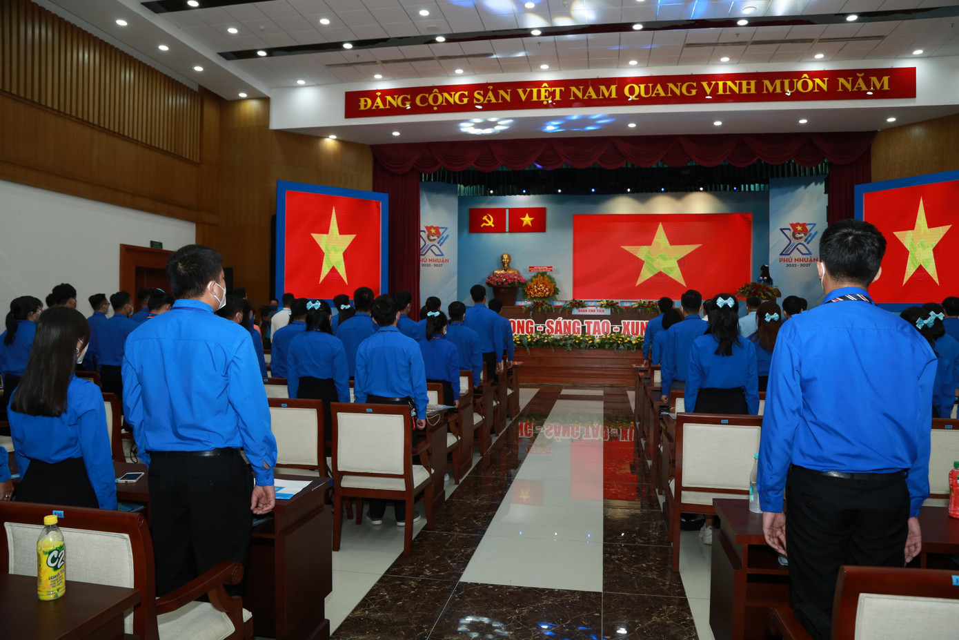 Đại hội đại biểu Đoàn TNCS Hồ Chí Minh quận Phú Nhuận lần thứ XII khai mạc sáng 9/4 và bước vào phiên làm việc thứ nhất. Đại hội đã bầu đoàn chủ tịch, đoàn thư ký, Ban thẩm tra tư cách đại biểu; thông qua chương trình đại hội, thông qua tóm tắt văn kiện đại hội, tổng hợp góp ý văn kiện đại hội... Trong ảnh: các đại biểu thực hiện nghi thức chào cờ, bắt đầu phiên làm việc đầu tiên - Ảnh: Ngô Tùng