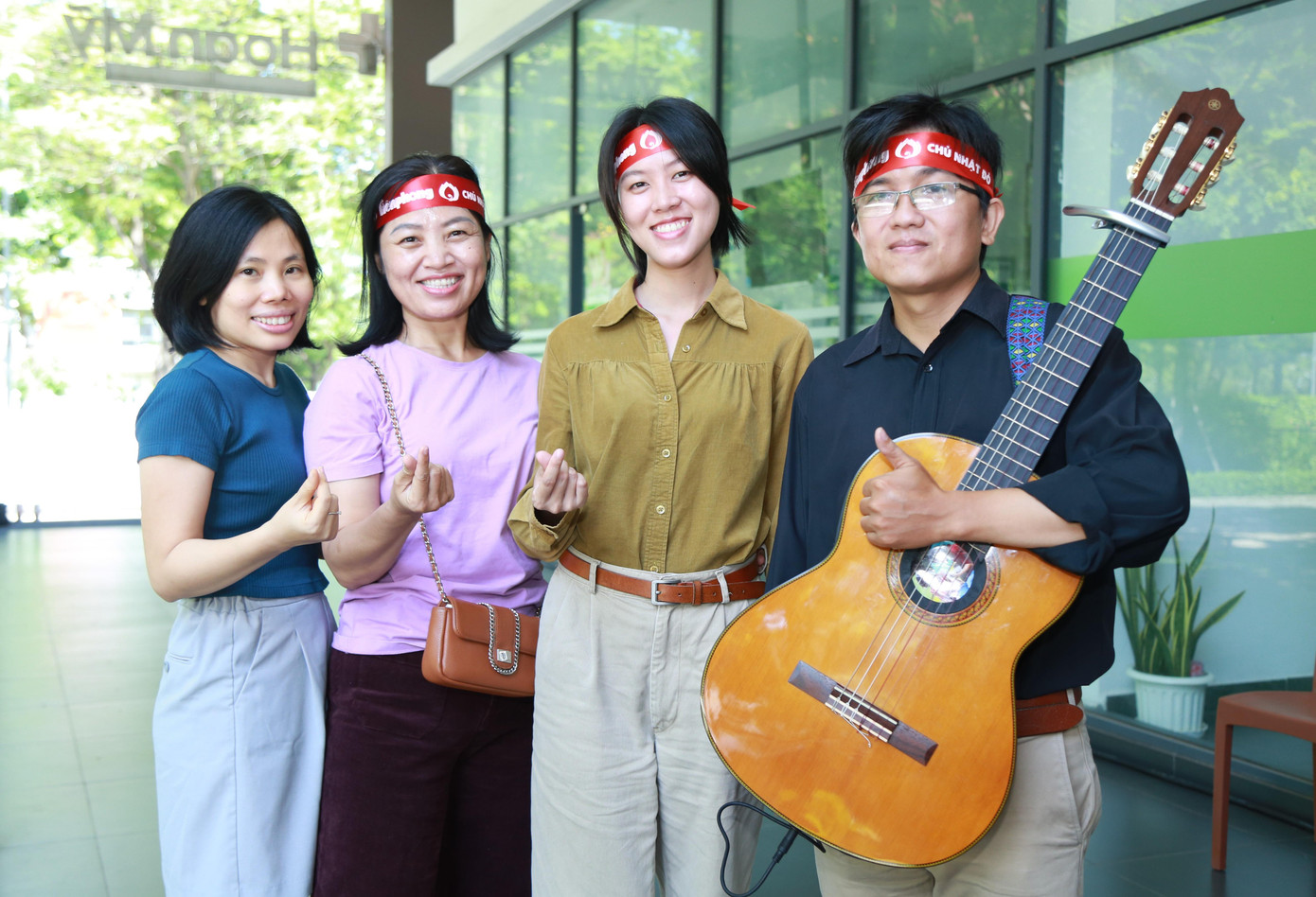 Nhiều khán giả thích thú gặp được thần tượng trẻ tuổi mà mình yêu quý thời gian qua.