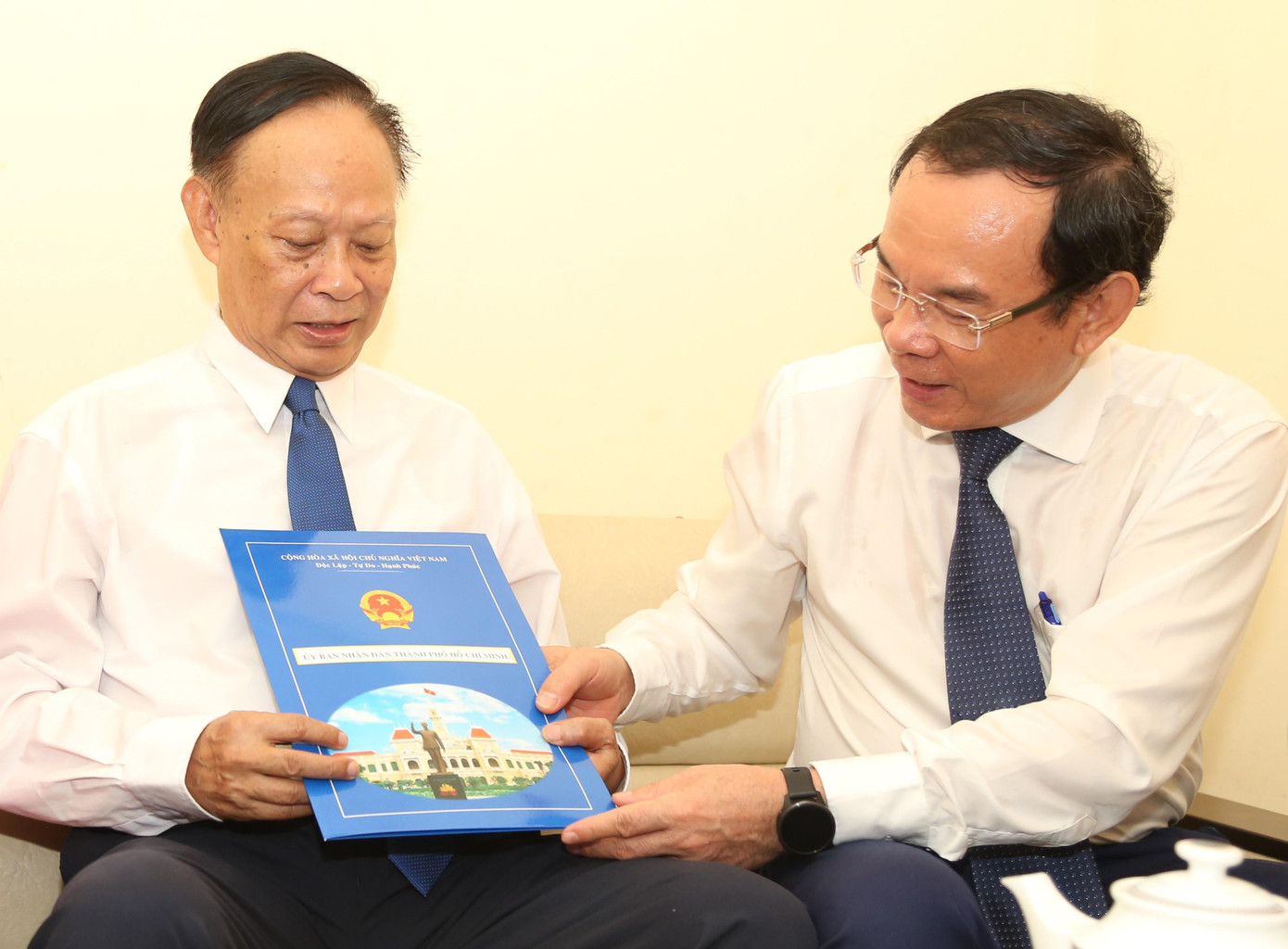 Bí thư Thành uỷ Nguyễn Văn Nên trao quà của thành phố tặng nhà giáo Nguyễn Tấn Phát.