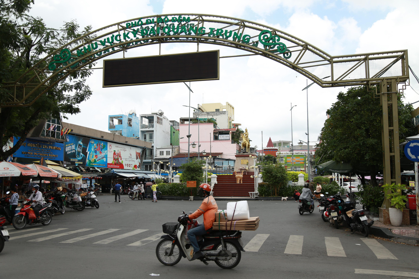 Ngoài Phố đi bộ Nguyễn Huệ, Bùi Viện, TPHCM cũng thực hiện phố đêm Kỳ đài Quang Trung tại đường Nguyễn Lâm (quận 10) từ cuối năm 2020.