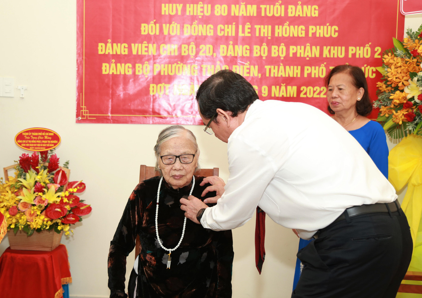 Bí thư Thành ủy TPHCM Nguyễn Văn Nên trao Huy hiệu 80 năm tuổi Đảng cho bà Lê Thị Hồng Phúc. Ảnh: Ngô Tùng