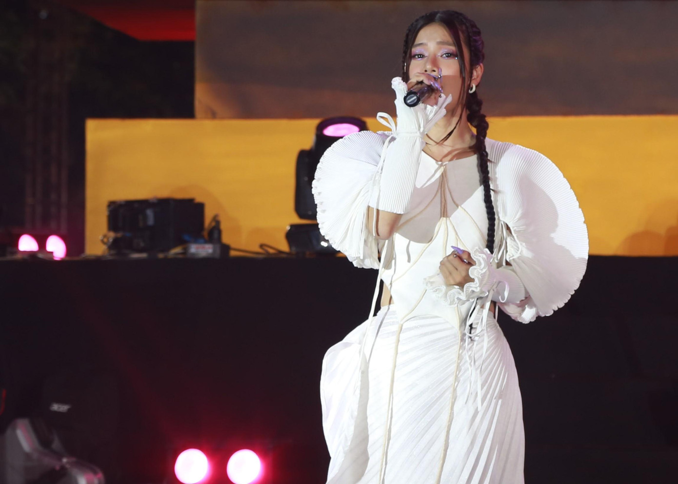 Giọng ca 9x cũng gửi đến ca khúc Thằng cuội với giọng hát ngọt ngào, trong trẻo. Giọng ca 9x cũng gửi đến ca khúc Thằng cuội với giọng hát ngọt ngào, trong trẻo.