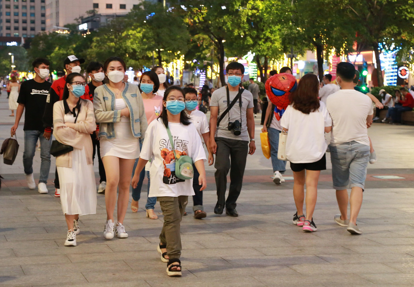 Ghi nhận tại Phố đi bộ Nguyễn Huệ (phường Bến Nghé, quận 1, TPHCM), từ chiều, khá đông người dân nhiều lứa tuổi đổ về đây vui chơi, thư giãn trong ngày nghỉ lễ.