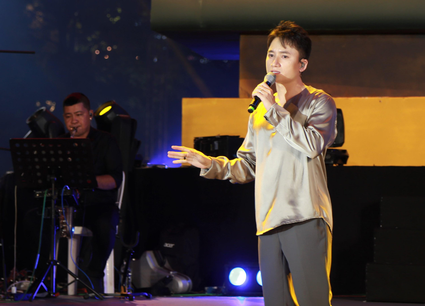 Ca nhạc sĩ Phan Mạnh Quỳnh mở màn đêm nhạc trên phố đi bộ với những ca khúc gắn liền với những tác phẩm best seller của nhà văn Nguyễn Nhật Ánh. Anh gửi đến khán giả bài hát Có chàng trai viết lên cây, Hà Lan và ca khúc Ngày chưa giông bão (bài hát trong phim Người bất tử của đạo diễn Victor Vũ). Ca nhạc sĩ Phan Mạnh Quỳnh mở màn đêm nhạc trên phố đi bộ với những ca khúc gắn liền với những tác phẩm best seller của nhà văn Nguyễn Nhật Ánh. Anh gửi đến khán giả bài hát Có chàng trai viết lên cây, Hà Lan và ca khúc Ngày chưa giông bão (bài hát trong phim Người bất tử của đạo diễn Victor Vũ).