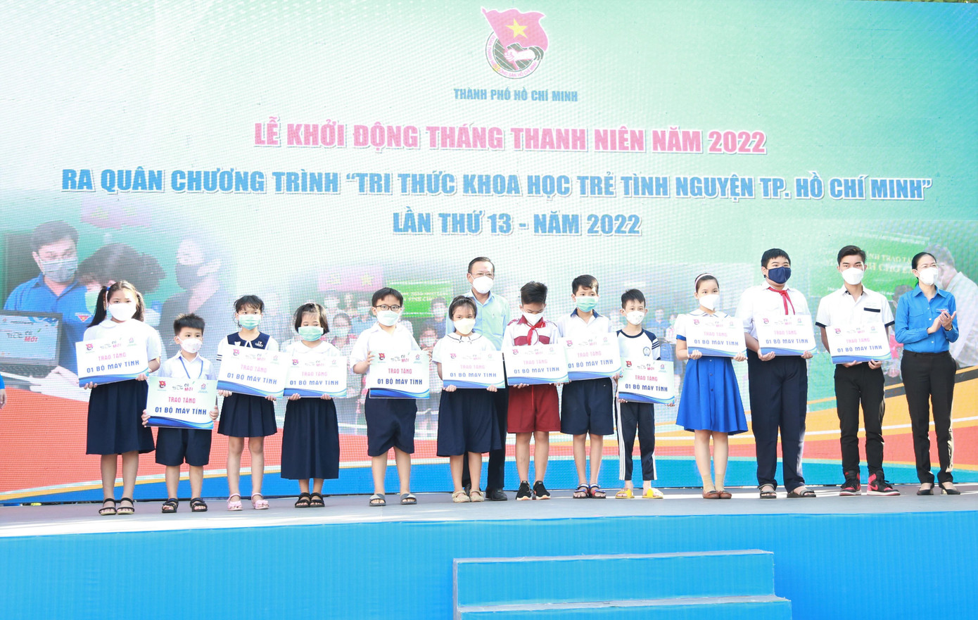 Trao tặng bộ máy tính cho các em học sinh