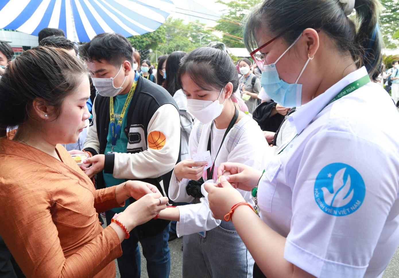 Nữ sinh Lào Sihachack Ammala buộc chỉ tay kèm lời chúc tốt lành đến các bạn trẻ Việt.