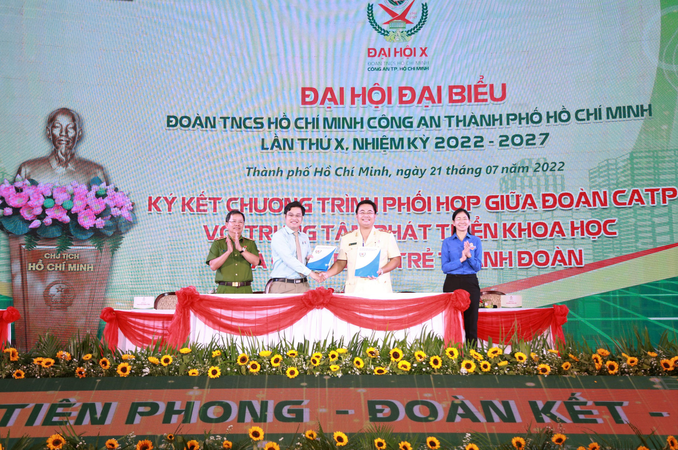 Dịp này, Đoàn CATP ký kết với Trung tâm Phát triển Khoa học và Công nghệ trẻ TPHCM trong việc ứng dụng KHCN vào các lĩnh vực công tác.