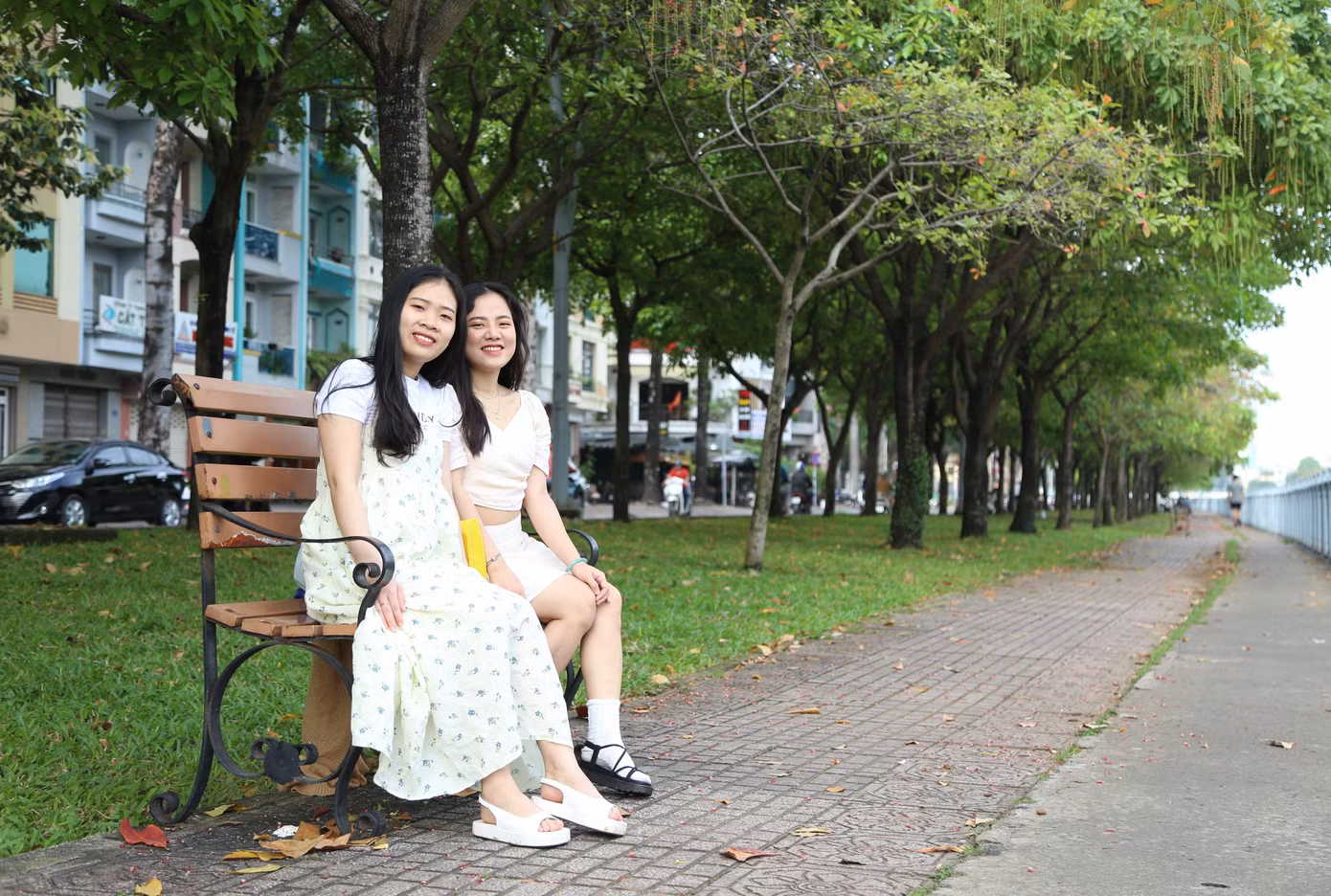 Sau những giờ học, hai cô gái trẻ có dịp tận hưởng không gian êm đềm, thơ mộng vào sáng cuối tuần.