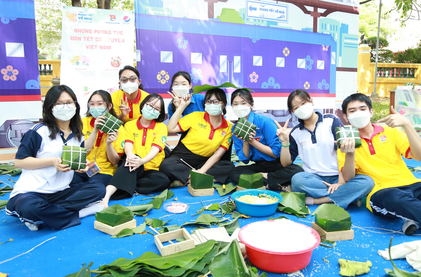 Nhóm các bạn học sinh sinh viên ở quận Bình Thạnh tham gia gói bánh chưng trong ngày hội.