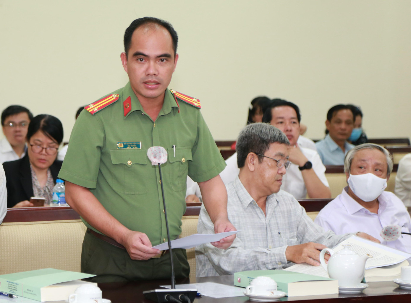 TS.Lê Hoàng Việt Lam trao đổi tại hội nghị.