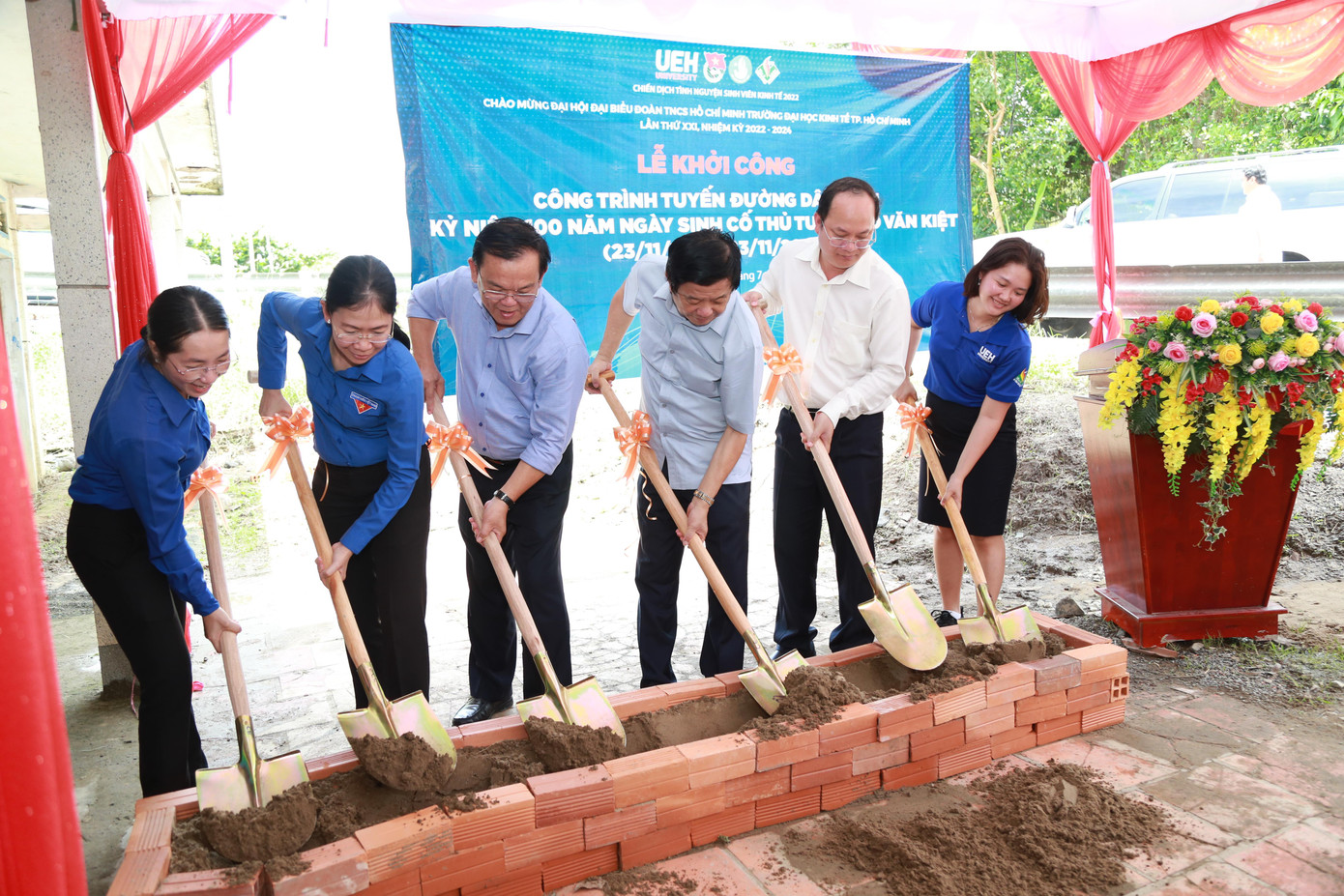 Đoàn công tác tham dự lễ khởi công công trình tuyến đường dân sinh tại xã Trung Hiệp (huyện Vũng Liêm). Đoàn công tác tham dự lễ khởi công công trình tuyến đường dân sinh tại xã Trung Hiệp (huyện Vũng Liêm).