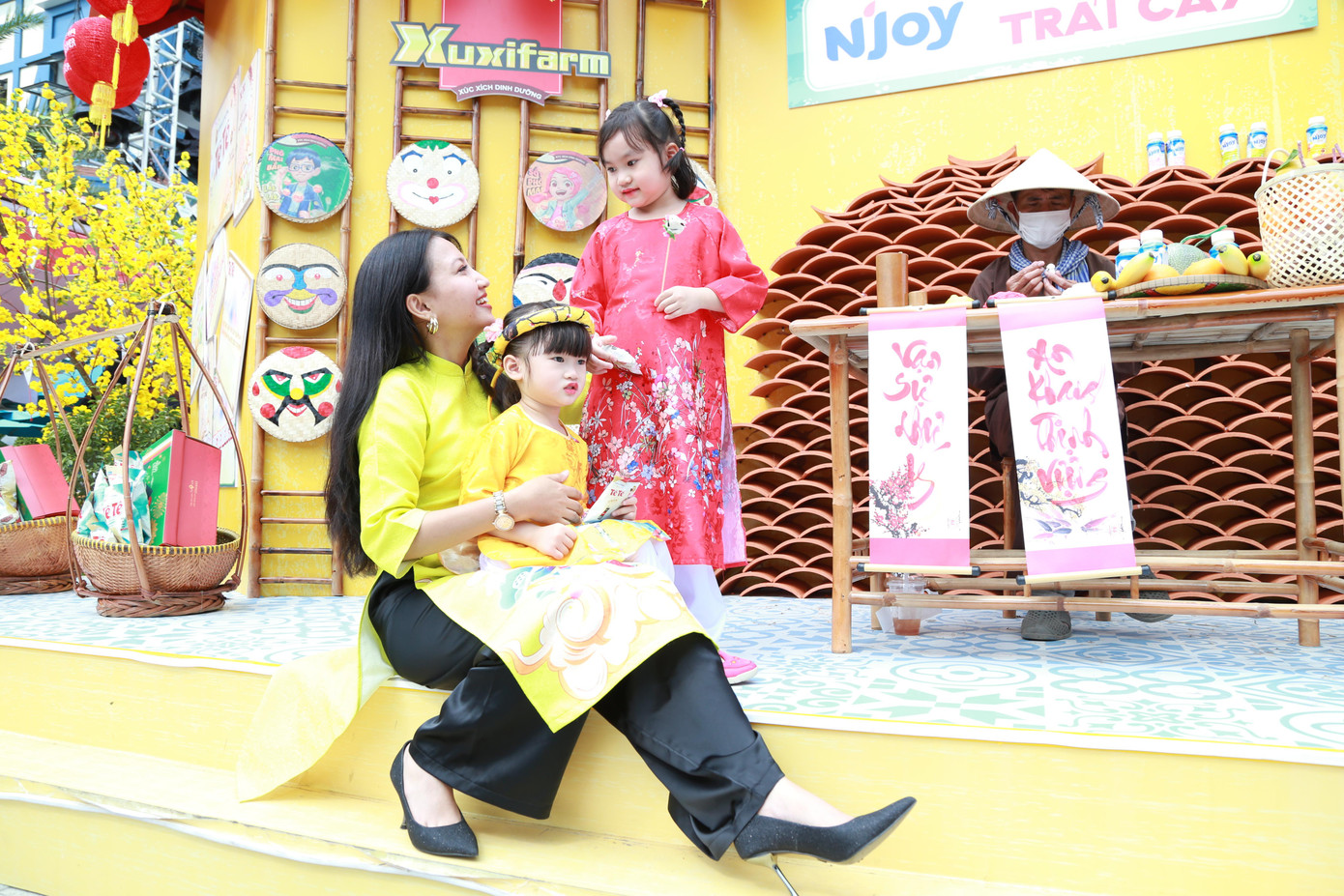 Cảnh trí mùa Xuân tươi mới gợi tâm thế hân hoan, rộn ràng.