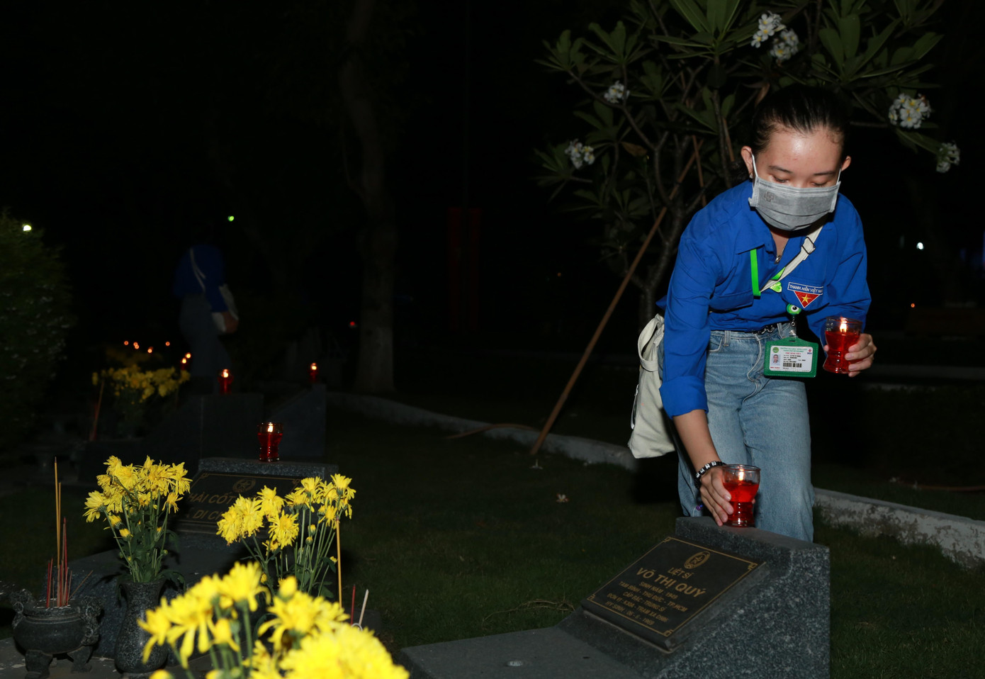 Các bạn đoàn viên thanh niên cùng nhau thắp nến hơn 14.500 ngôi mộ tại Nghĩa trang Liệt sĩ TPHCM.