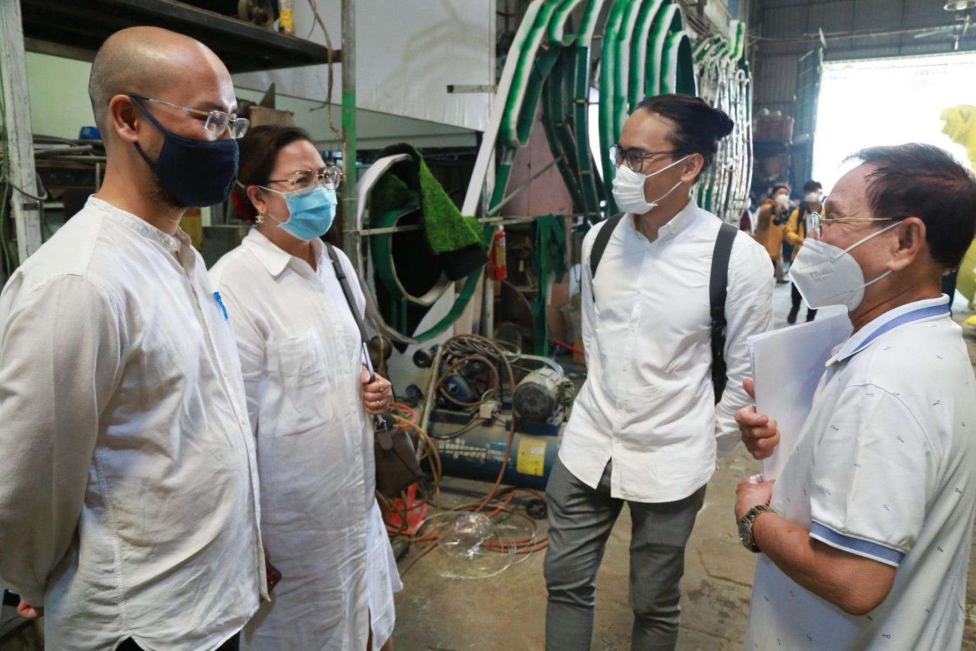 Chia sẻ về những khó khăn trong công tác thực hiện đường hoa năm nay, ông Nguyễn Đông Hòa, Phó Tổng giám đốc Saigontourist Group – đơn vị chủ trì tổ chức đường hoa, cho biết do ảnh hưởng của dịch bệnh nên 2/3 đơn vị tham gia đã phải trình bày phương án thực hiện cho Hội đồng nghệ thuật từ xa. Cạnh đó, trước tình hình dịch bệnh phức tạp, lãnh đạo thành phố cũng yêu cầu chuẩn bị nhiều kịch bản cho các cấp độ dịch khác nhau. Ông Hòa cũng cho biết, chủ đề đường hoa năm nay là “Xuân quê hương – Ấm tình nhân ái” xuất phát từ thực tế dịch bệnh phức tạp diễn ra tại TPHCM suốt một năm qua và điều đó được lồng ghép vào nhiều thiết kế của các đơn vị tham gia. "Đặc biệt, điều này cũng được thể hiện qua việc tôn vinh những chiến sĩ trên tuyến đầu phòng chống COVID-19, bằng những hoạt động chia sẻ những nỗi đau, mất mát trong năm qua. Cùng với đó là hoạt động quyên góp, ủng hộ những nạn nhân bị ảnh hưởng COVID", vị đại diện nói thêm.