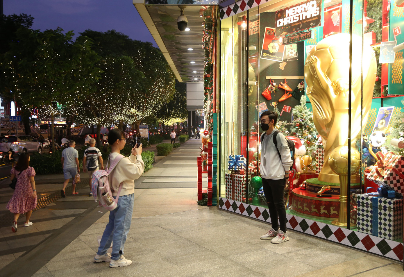 Đến hẹn lại lên, những ngày này phố xá Sài Gòn trở nên rộn ràng, xuân sắc hơn bởi sự góp mặt của những không gian rực rỡ sắc màu cùng nhiều người tìm đến vui chơi.