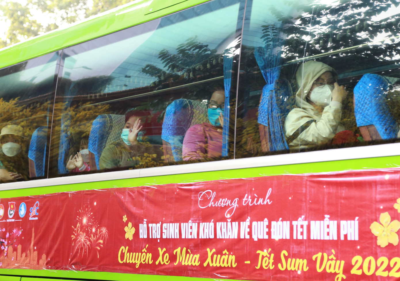 Bạn trẻ vẫy chào TPHCM, về quê đón Tết đoàn viên.