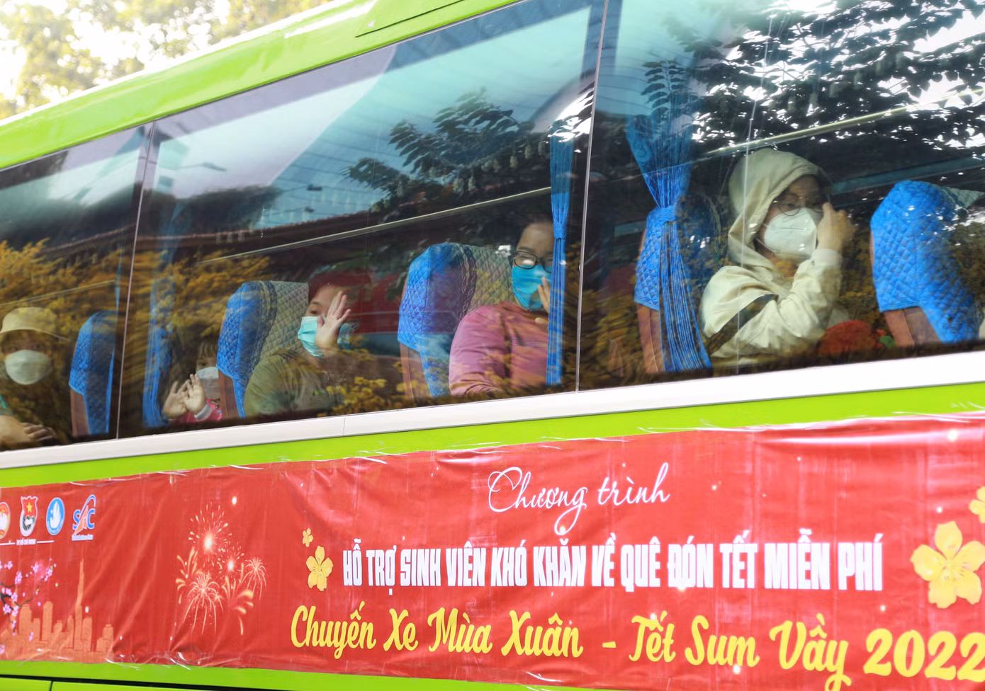 Bạn trẻ vẫy chào TPHCM, về quê đón Tết đoàn viên.