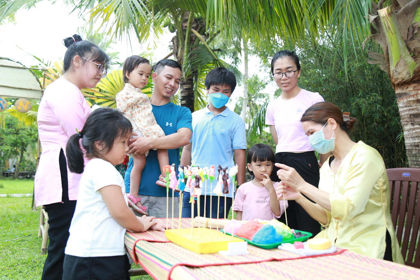 Tại ngày hội, các gia đình, trẻ em cũng có dịp tìm hiểu các sản phẩm, trò chơi dân gian.