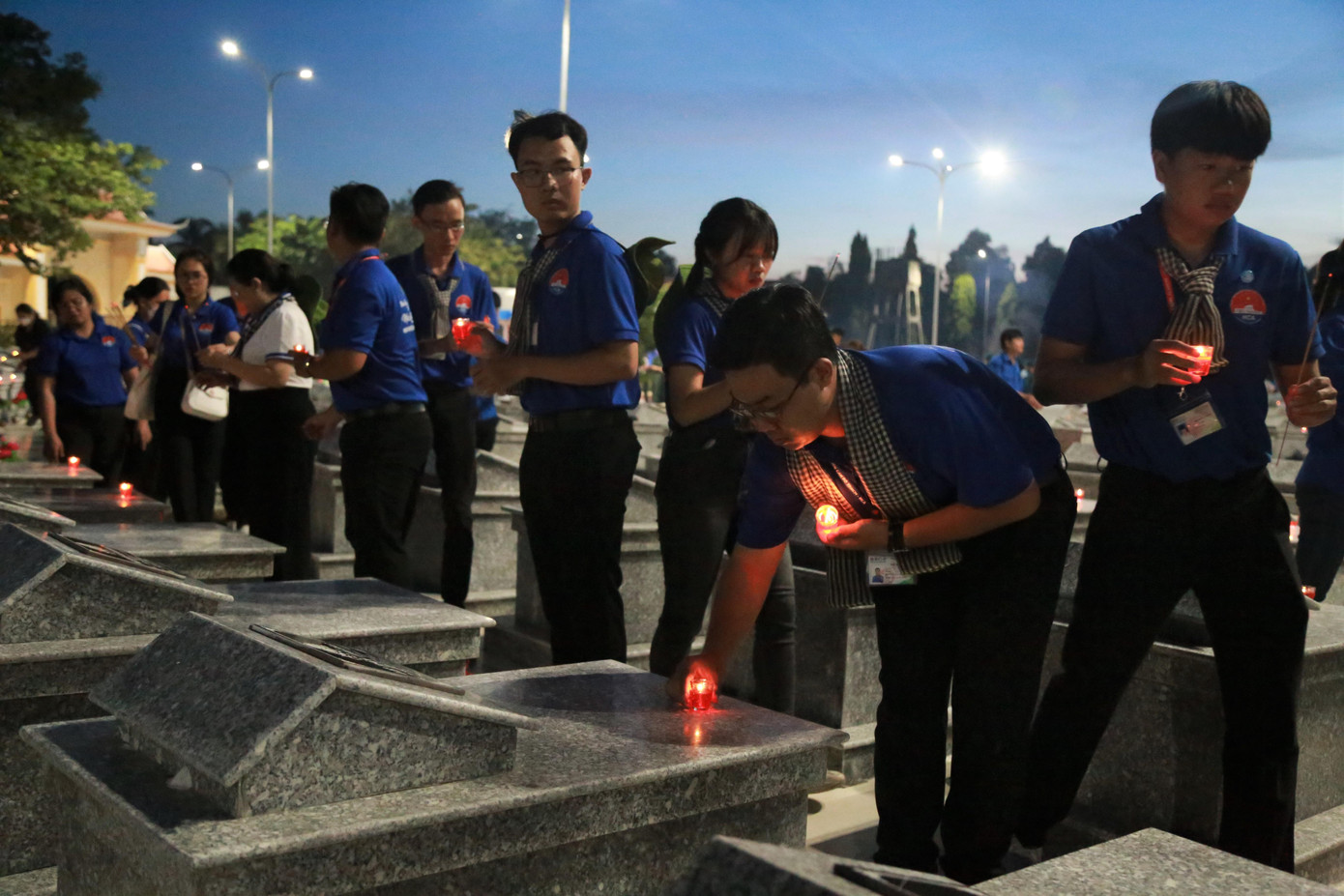 Các bạn đoàn viên thanh niên, sinh viên Học viện Cán bộ TPHCM và huyện Trà Cú thắp nến tri ân các Anh hùng liệt sĩ. Các bạn đoàn viên thanh niên, sinh viên Học viện Cán bộ TPHCM và huyện Trà Cú thắp nến tri ân các Anh hùng liệt sĩ.