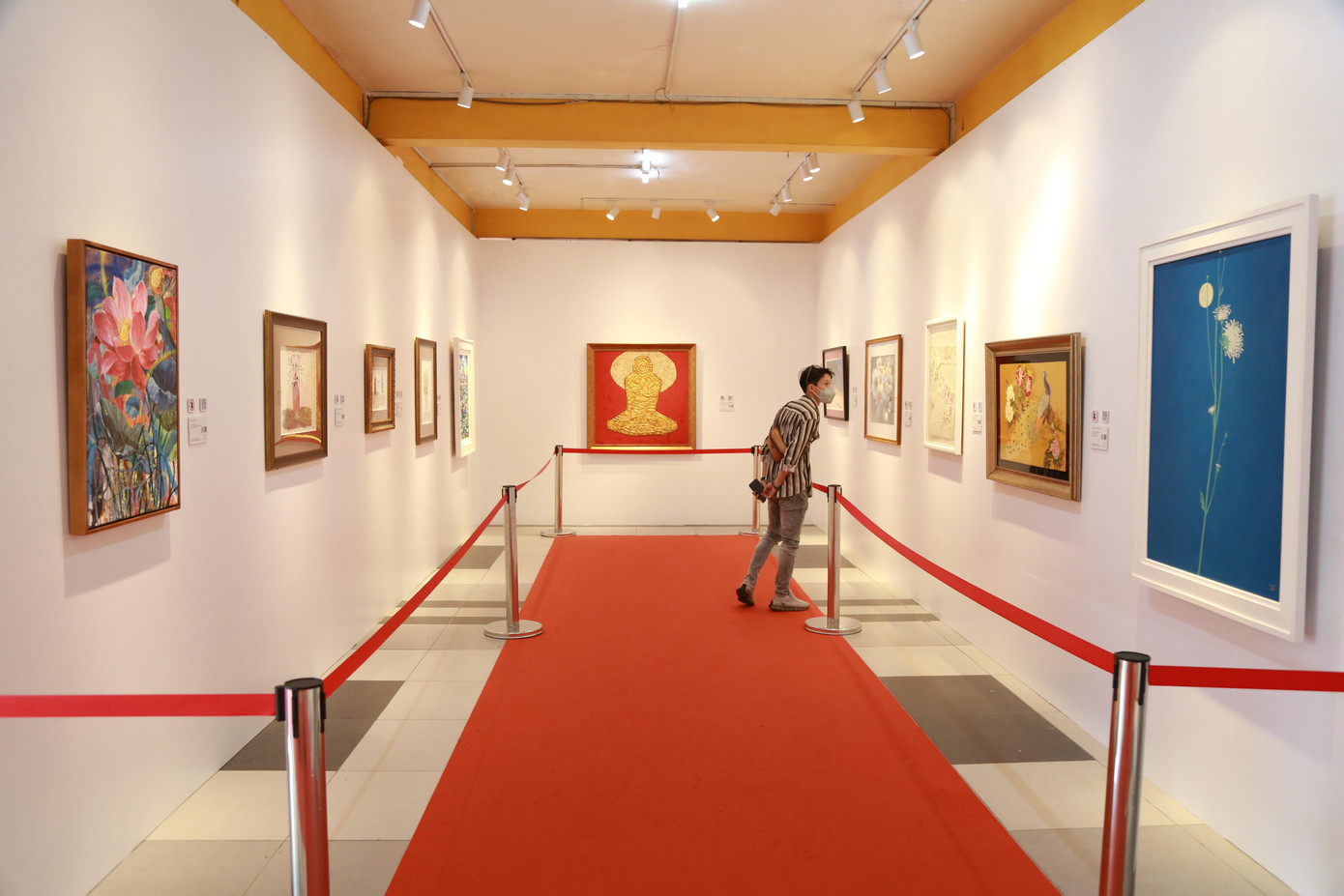 Cùng với các bức tranh của thiếu nhi, triển lãm cũng trưng bày và bán gây quỹ một số tác phẩm của các họa sĩ nổi tiếng như Lê Bá Đảng, Lưu Công Nhân, Thành Lễ... Toàn bộ số tiền thu được sẽ dùng để hỗ trợ bệnh nhi ung thư, trẻ em mồ côi, cơ nhỡ hoặc mắc bệnh hiểm nghèo.