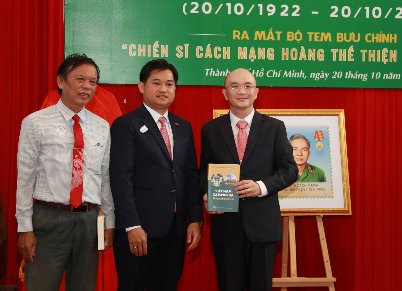 Ông Sok Dareth - Tổng Lãnh sự Vương quốc Campuchia tại TPHCM (giữa) trao tặng đại diện gia đình Thiếu tướng Hoàng Thế Thiện cuốn sách "Việt Nam - Campuchia, Tình nghĩa sắt son", trong đó có một số bài viết ghi nhận những đóng góp xuất sắc của Thiếu tướng Hoàng Thế Thiện đối với cách mạng Campuchia giai đoạn 1978 - 1982.