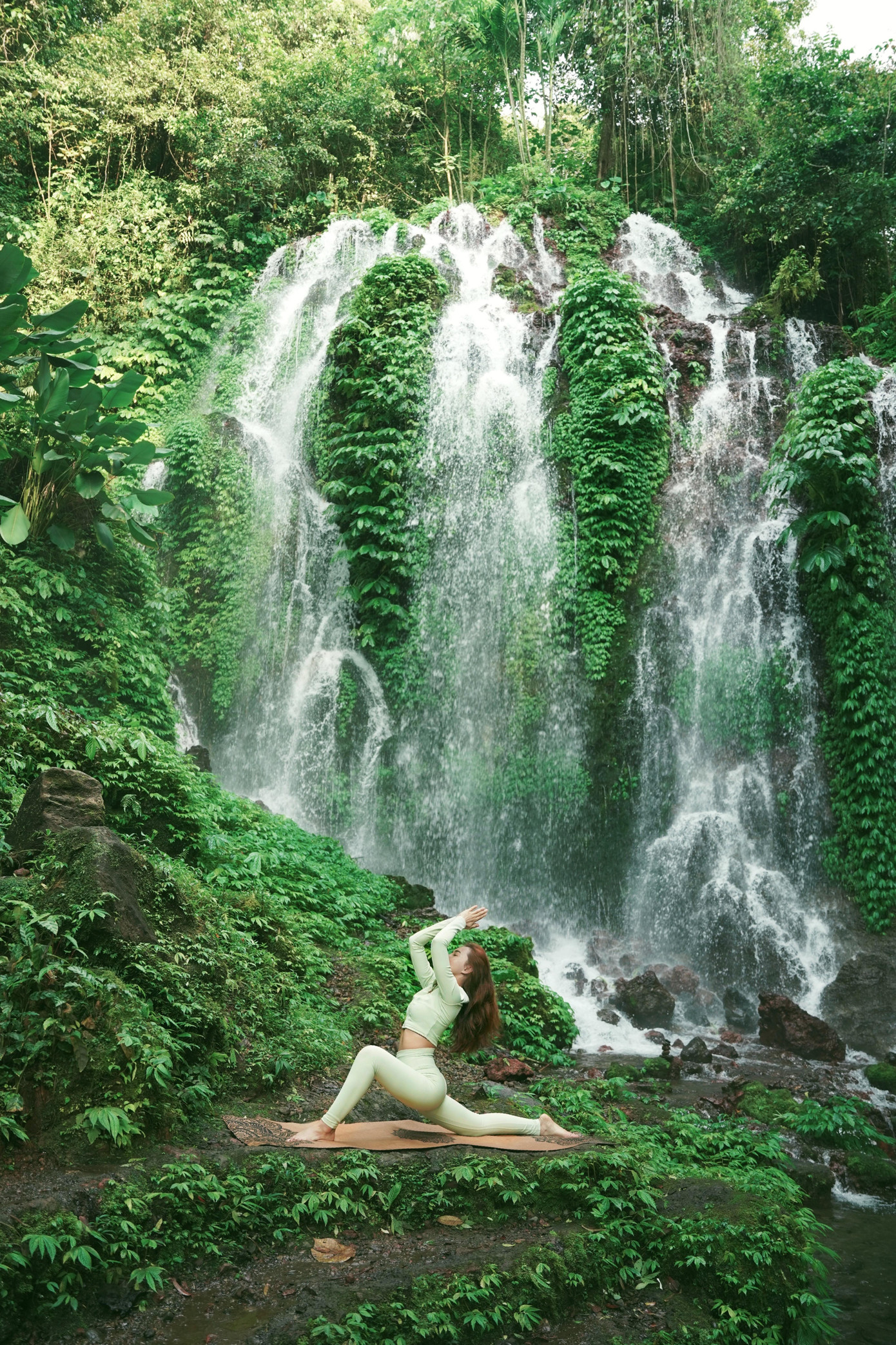 Phụng Yến với khoảnh khắc yoga ấn tượng tại thác Banyu Wana (Bali, Indonesia) trong chuyến đi hồi tháng 5 vừa qua.