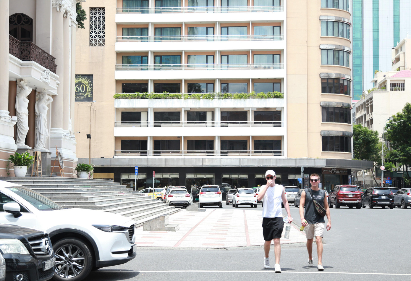 Du khách tản bộ phía trước thắng cảnh Nhà hát Thành phố - một điểm nhấn cảnh quan khu trung tâm, nằm trên trục đường Công trường Lam Sơn - Lê Lợi.