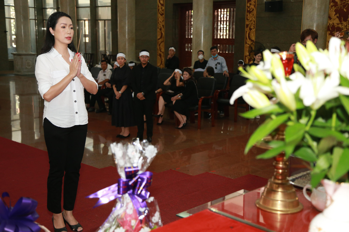 Trịnh Kim Chi thắp hương trước linh cữu NSƯT Thẩm Thúy Hằng. Trịnh Kim Chi thắp hương trước linh cữu NSƯT Thẩm Thúy Hằng.