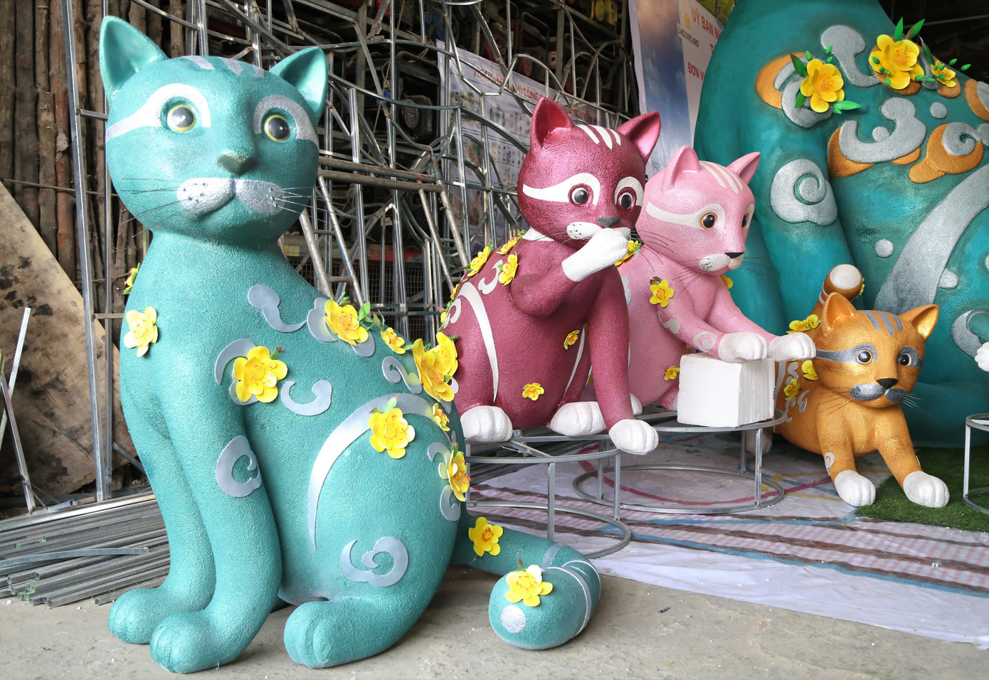 Hình tượng mèo được nhân cách hóa một cách sinh động theo tính chất linh hoạt của chúng, với nhiều sắc thái, biểu cảm khác nhau.