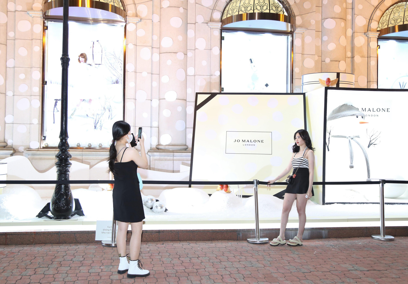 Năm nay, thương mại thương mại sầm uất này khoác lên mình tông màu trắng chủ đạo tựa sắc màu Giáng sinh ở các quốc gia châu Âu.