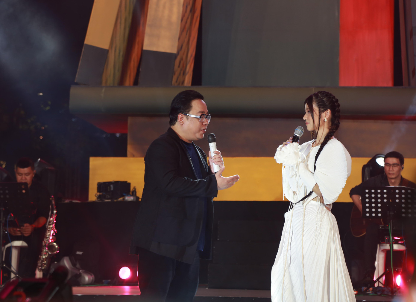 Hoàng Yến Chibi hội ngộ người dẫn chương trình Tùng Leo. Anh nhắc lại những kỷ niệm làm nghệ thuật với nữ nghệ sĩ tài năng, từ lúc cô mới lên Sài Gòn tham gia cuộc thi Hot Vteen. Hoàng Yến Chibi hội ngộ người dẫn chương trình Tùng Leo. Anh nhắc lại những kỷ niệm làm nghệ thuật với nữ nghệ sĩ tài năng, từ lúc cô mới lên Sài Gòn tham gia cuộc thi Hot Vteen.