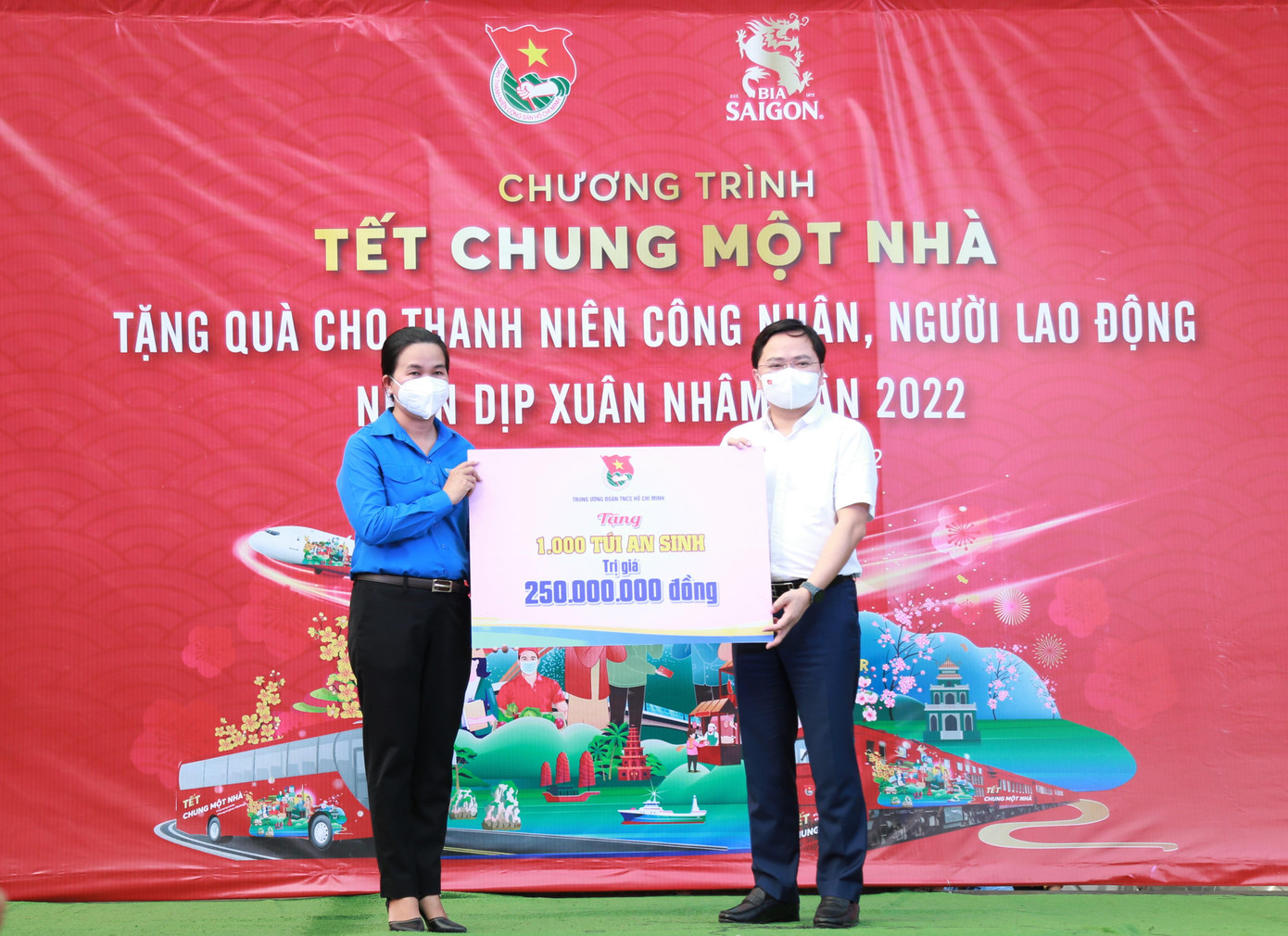 Anh Nguyễn Anh Tuấn trao tượng trưng 1.000 túi an sinh cho đại diện Thành Đoàn Thủ Đức để chăm lo cho người lao động trên địa bàn thành phố.