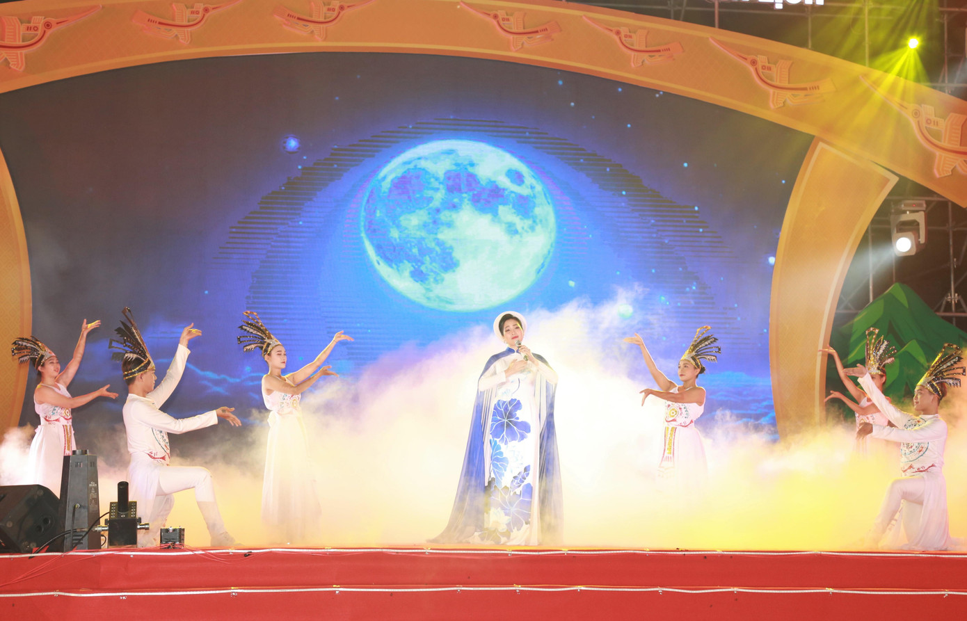 Ca sĩ Huyền Trang (Quán quân Sao Mai 2013 dòng nhạc dân gian) tái hiện huyền sử Mẹ Âu Cơ - Cha Lạc Long Quân với ca khúc "Đất nước lời ru". Ca sĩ Huyền Trang (Quán quân Sao Mai 2013 dòng nhạc dân gian) tái hiện huyền sử Mẹ Âu Cơ - Cha Lạc Long Quân với ca khúc "Đất nước lời ru".