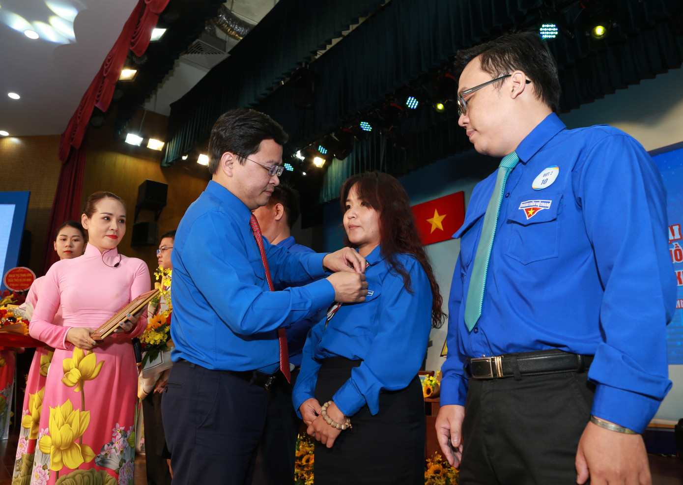 Tại đại hội, Bí thư thứ nhất T.Ư Đoàn Nguyễn Anh Tuấn đã trao kỷ niệm chương &quot;Vì thế hệ trẻ&quot; cho các cá nhân đóng góp tích cực trong thực hiện công tác Đoàn và phong trào thanh thiếu nhi tại quận Phú Nhuận nhiệm kỳ qua.