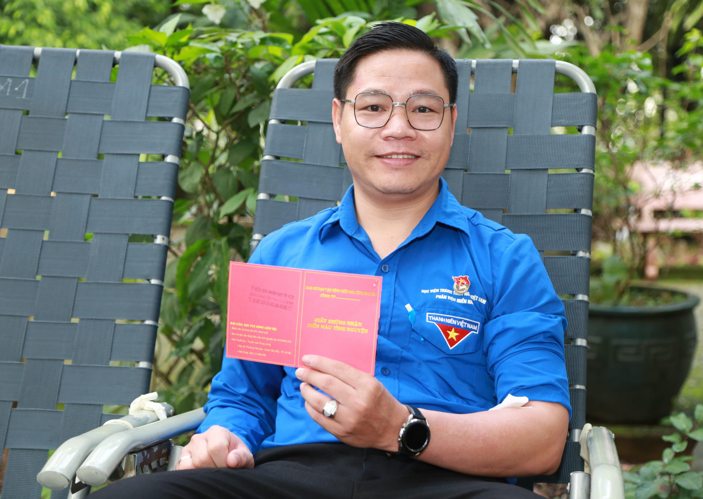 Thầy Tuyển hiến máu lần đầu tiên vào năm 2008 khi đang là sinh viên đại học năm thứ 2. Từ đó đến nay, thầy Tuyển duy trì thường xuyên hiến máu. &quot;Trong suốt thời gian này, tôi cũng để ý tham gia những chương trình hiến máu như Hành trình Đỏ, Chủ nhật Đỏ...&quot;, ThS. Tuyển cho biết.