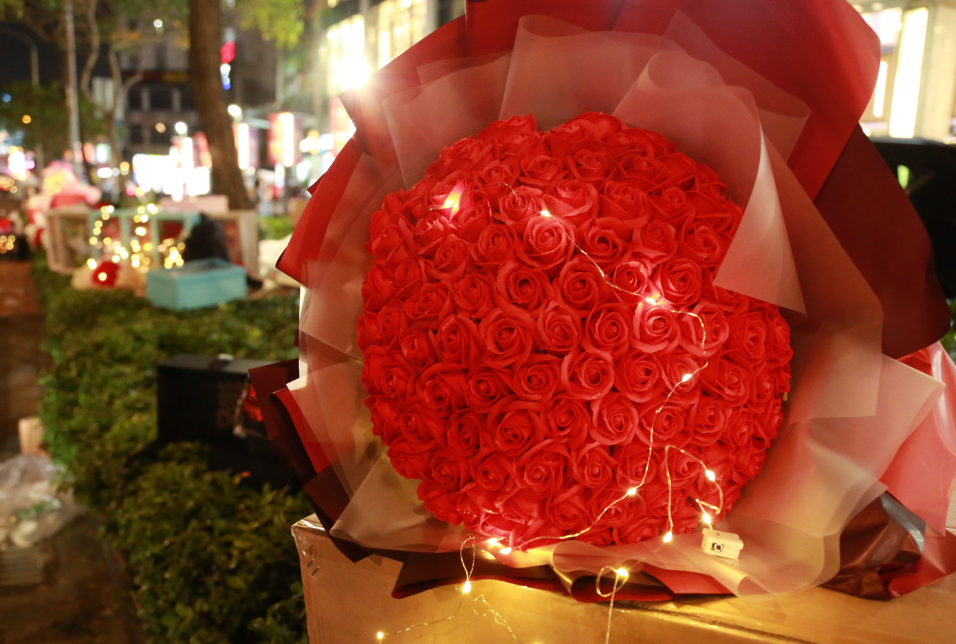 Món quà trở nên rực rỡ, ấn tượng hơn trong đêm.