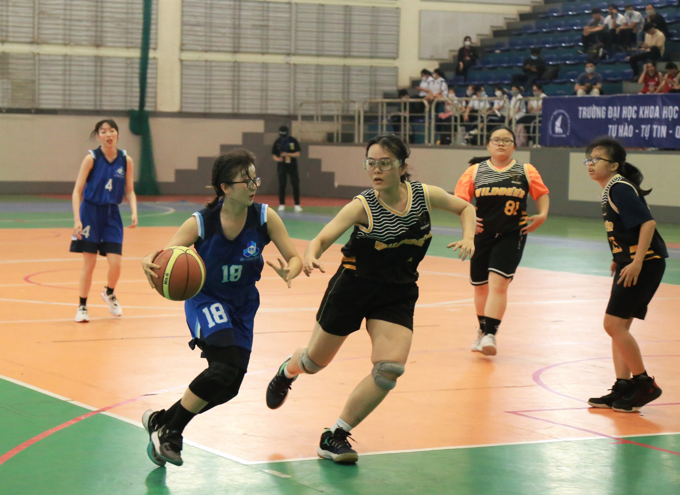 Các nữ vận động viên đã mang đến không khí sôi động qua từng màn đôi công hấp dẫn.