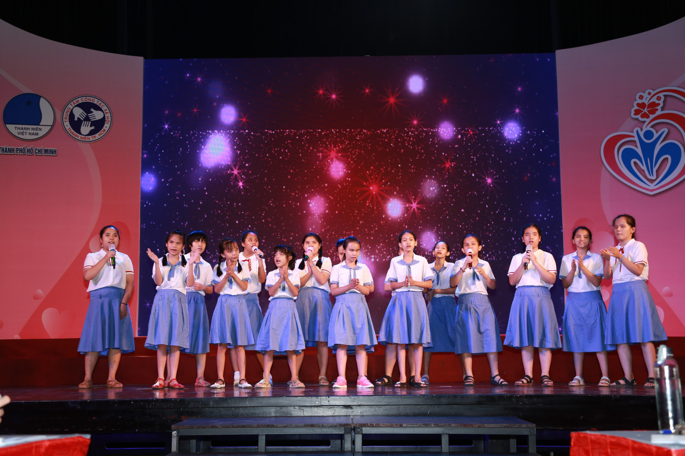 Tiết mục văn nghệ xúc động do các em thiếu nhi khuyết tật biểu diễn.