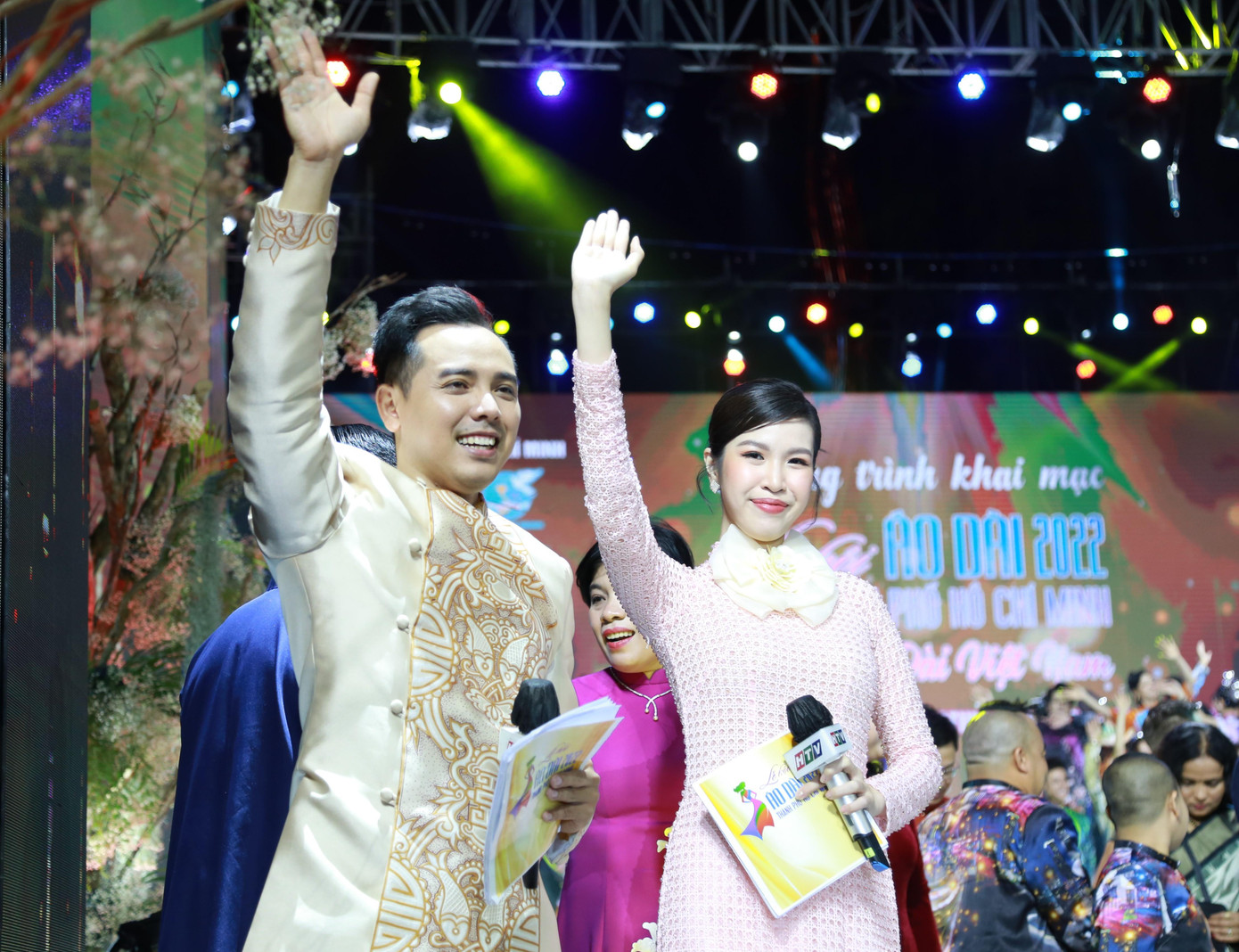 MC Trung Phong - Phương Uyên dẫn dắt cảm xúc người xem qua những màn trình diễn của các văn nghệ sỹ, người mẫu MC Trung Phong - Phương Uyên dẫn dắt cảm xúc người xem qua những màn trình diễn của các văn nghệ sỹ, người mẫu