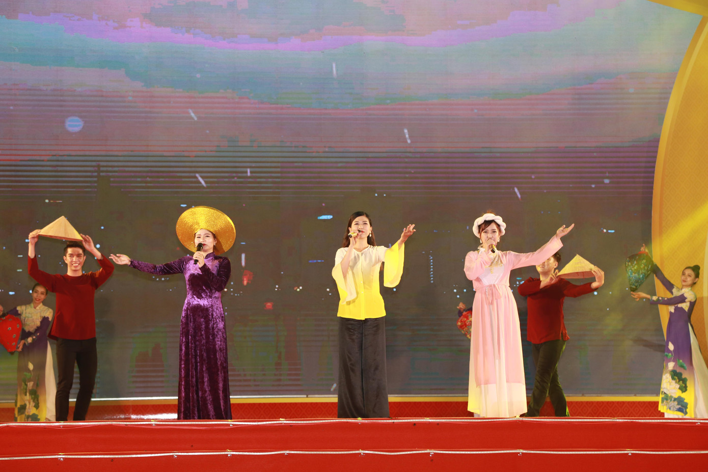 Nhóm Giai điệu Việt cùng tốp múa đem lại bầu không gian văn hóa đặc trưng các vùng miền của đất nước qua ca khúc "Quê hương ba miền". Nhóm Giai điệu Việt cùng tốp múa đem lại bầu không gian văn hóa đặc trưng các vùng miền của đất nước qua ca khúc "Quê hương ba miền".