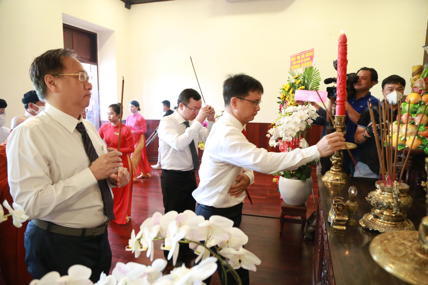 Các đại biểu lãnh đạo các ban Đảng, sở, ngành thành phố dâng hương tưởng nhớ Chủ tịch Hồ Chí Minh. Các đại biểu lãnh đạo các ban Đảng, sở, ngành thành phố dâng hương tưởng nhớ Chủ tịch Hồ Chí Minh.