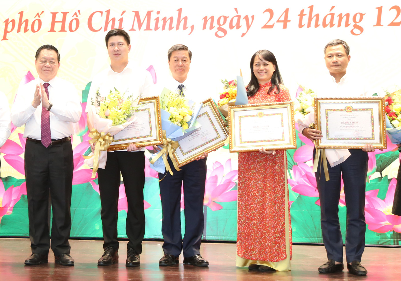 Trưởng ban Tuyên giáo Trung ương Nguyễn Trọng Nghĩa (bìa trái) trao bằng khen cho các cá nhân, đơn vị có thành tích xuất sắc trong công tác báo chí năm 2022.