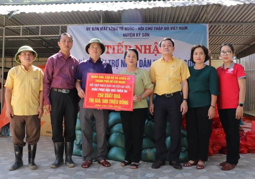 Bà Trần Kim Yến (giữa) cùng đoàn công tác TPHCM trao tượng trưng 250 phần quà cho đại diện địa phương. Ảnh: MTTQ TPHCM