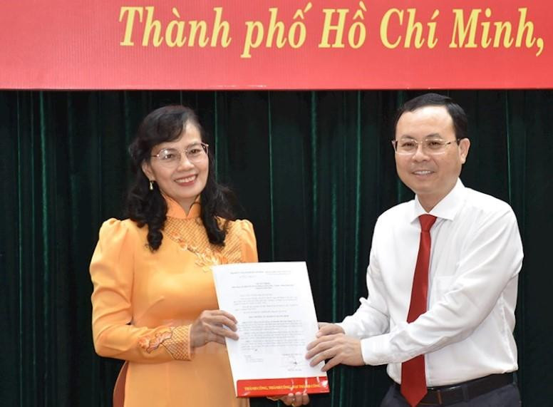 Bà Nguyễn Thị Kim Dung nhận quyết định. Ảnh: HCMCPV.ORG.VN