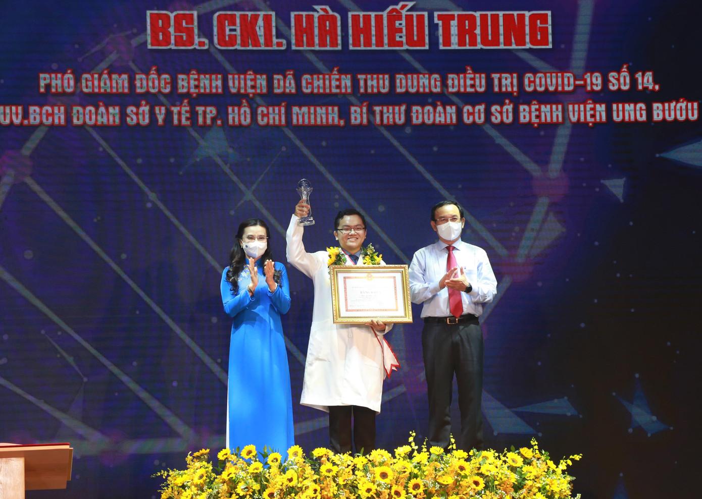 Bí thư Thành ủy TPHCM Nguyễn Văn Nên và Bí thư Trung ương Đoàn Nguyễn Phạm Duy Trang trao bằng khen của UBND TPHCM, biểu trưng tuyên dương bác sĩ Hà Hiếu Trung - Ảnh: Ngô Tùng