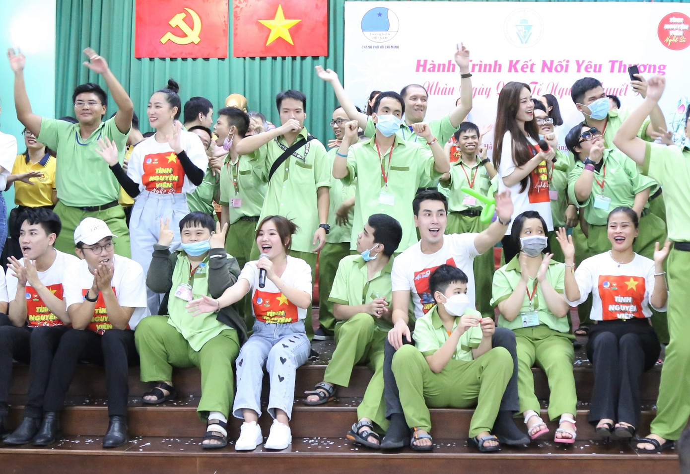 Sau đại dịch, đôi bạn vẫn nhiệt tình cùng các thành viên tham gia góp sức trong hoạt động an sinh xã hội, hướng về những người yếu thế. Ảnh: Ngô Tùng.