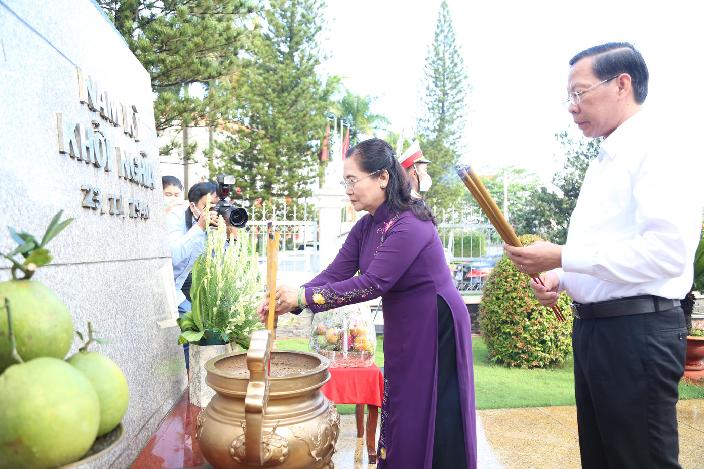 Chủ tịch HĐND TPHCM Nguyễn Thị Lệ cùng Chủ tịch UBND TPHCM Phan Văn Mãi dâng hương tưởng niệm tại Di tích lịch sử Dinh Quận Hóc Môn. Chủ tịch HĐND TPHCM Nguyễn Thị Lệ cùng Chủ tịch UBND TPHCM Phan Văn Mãi dâng hương tưởng niệm tại Di tích lịch sử Dinh Quận Hóc Môn.