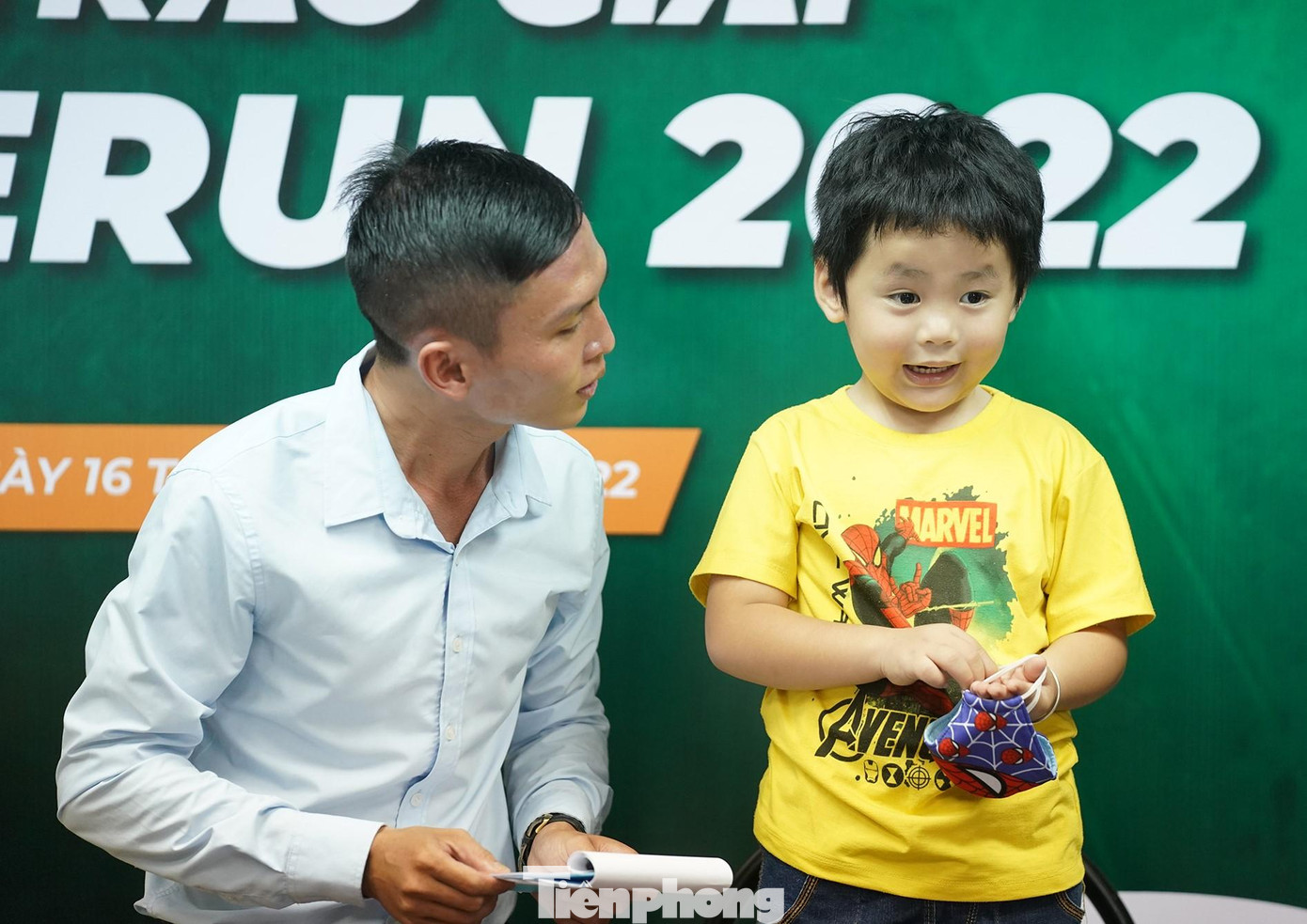 Em nhỏ chia sẻ niềm vui khi tham gia giải.