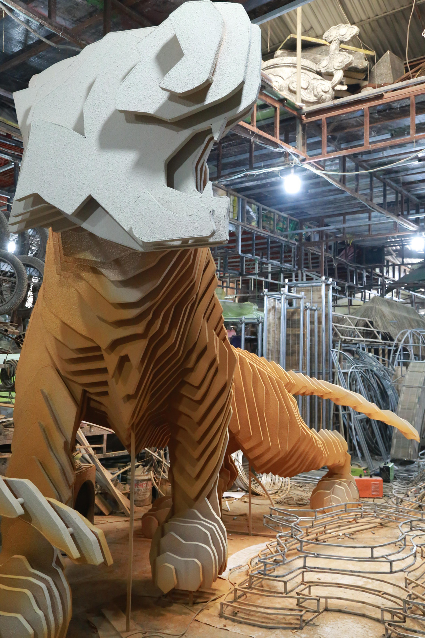 Hình tượng cao lớn thể hiện sự uy nghi, khí chất của loài vật này trong muông thú. Chất liệu chính của đôi linh vật này là đất và rơm. Hiện linh vật chính này đã căn bản xong xuôi về mặt phom dáng và sẽ tiếp tục bồi đắp thêm để hoàn thiện vẻ ngoài.