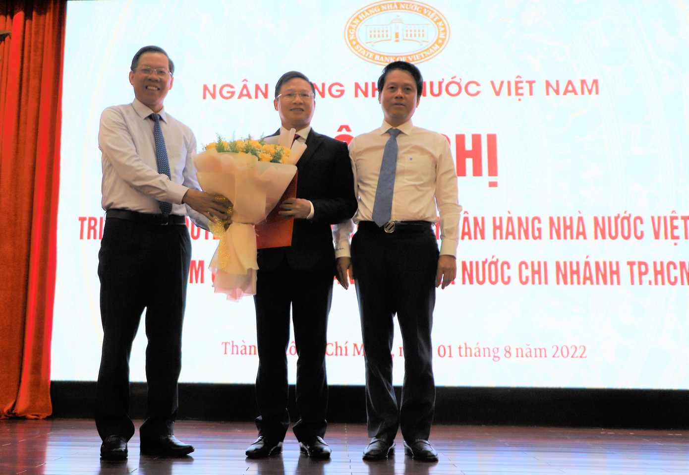 Chủ tịch UBND TPHCM Phan Văn Mãi trao hoa chúc mừng ông Võ Minh Tuấn. Ảnh: CTV